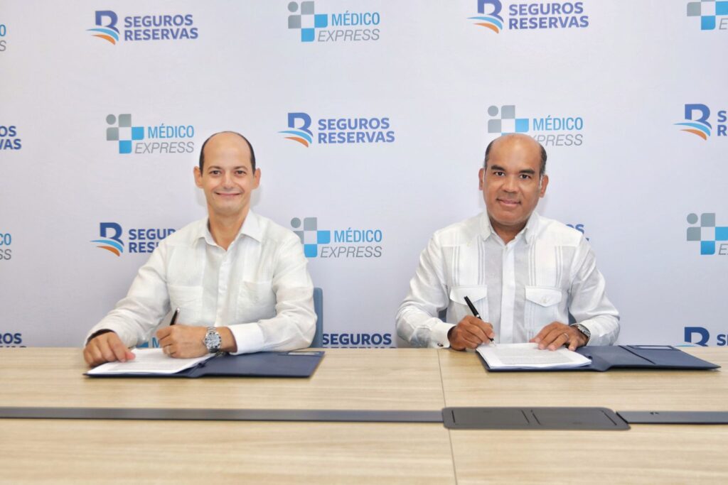 Dr. Alejandro Cambiaso y Víctor Rojas durante la firma del acuerdo